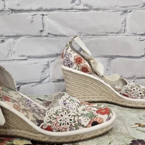 Veronica Beard Soleil White Floral Wedge Espadrilles - Picture 5 of 9